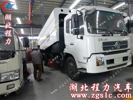 東風國四天錦道路清掃車吸引客戶注意 東風國四天錦道路清掃車吸引客戶注意