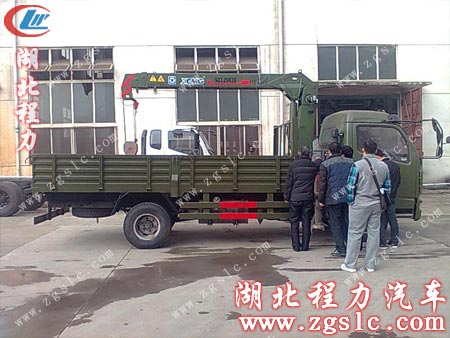 湖北程力技術人員教客戶學習使用東風多利卡隨車吊 湖北程力技術人員教客戶學習使用東風多利卡隨車吊