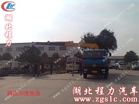 湖北程力隨車起重運輸車工作中 湖北程力隨車起重運輸車工作中