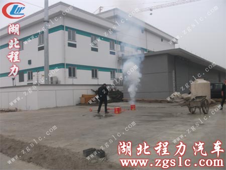 客戶點(diǎn)起煙花爆竹喜慶收車 客戶點(diǎn)起煙花爆竹喜慶收車