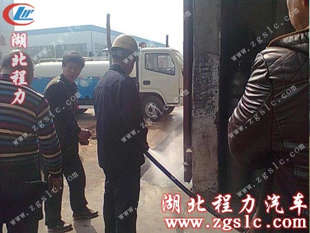 湖北程力高壓清洗車車間技術(shù)員親自示范 湖北程力高壓清洗車車間技術(shù)員親自示范