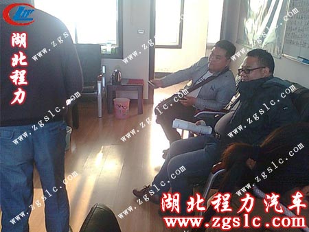 客戶在湖北程力辦公室與馬總親切交談 客戶在湖北程力辦公室與馬總親切交談