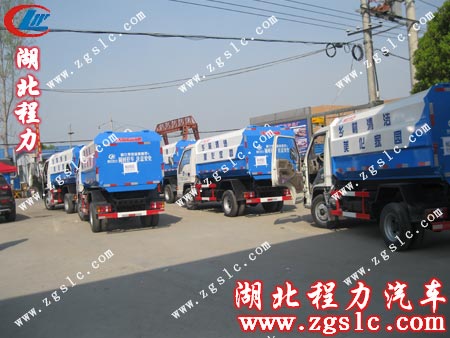 湖北程力忙碌的司機師傅作出發(fā)前的準備 湖北程力忙碌的司機師傅作出發(fā)前的準備