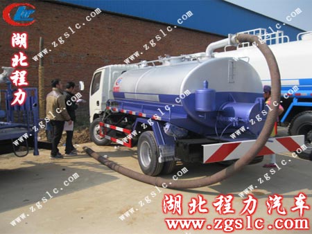 客戶仔細地查看吸糞車細節(jié)配置 客戶仔細地查看吸糞車細節(jié)配置