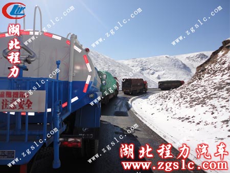 東風145灑水車的反光標都格外的奪目 東風145灑水車的反光標都格外的奪目