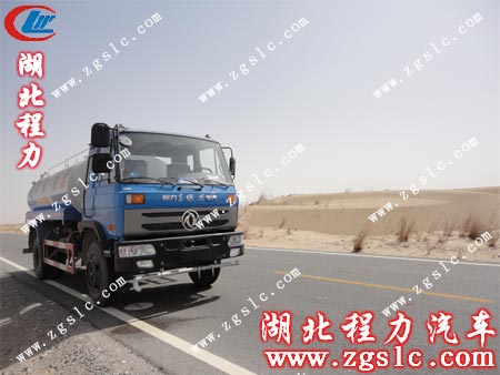 東風145灑水車停在路邊 東風145灑水車停在路邊