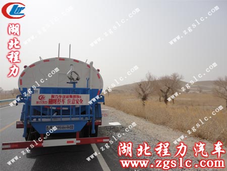 東風145灑水車,沐浴在秋日的意境中 東風145灑水車,沐浴在秋日的意境中