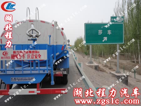 東風145灑水車來到莎車縣 東風145灑水車來到莎車縣