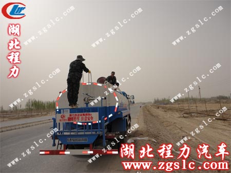 將水管擺到挖好的水井里面 將水管擺到挖好的水井里面