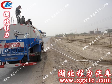 客戶站在東風145灑水車上,觀看水箱內的情況 客戶站在東風145灑水車上,觀看水箱內的情況