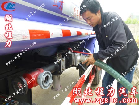 徐師傅接好水管 徐師傅接好水管