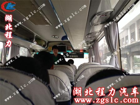 大巴車上導游細心為大家講解 大巴車上導游細心為大家講解