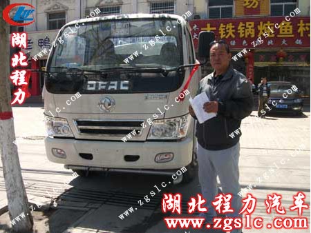 客戶和東風勁卡灑水車合影 客戶和東風勁卡灑水車合影