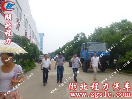 馬總帶領客戶前往掃路車車間 馬總帶領客戶前往掃路車車間