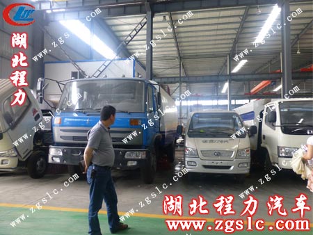 豐富的車型吸引周總駐足停看 豐富的車型吸引周總駐足停看