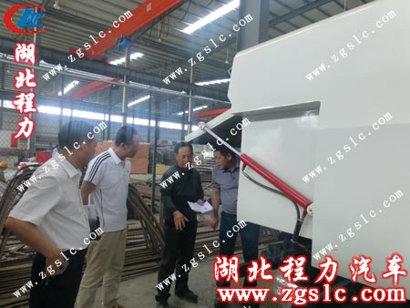 王廠長仔細地為客戶講解 王廠長仔細地為客戶講解