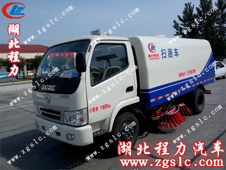 東風(fēng)勁卡掃路車出發(fā)前留影 東風(fēng)勁卡掃路車出發(fā)前留影