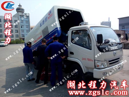 徐師傅在教客戶如何使用掃路車 徐師傅在教客戶如何使用掃路車