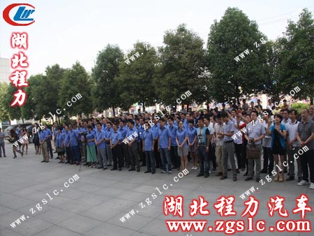 工作人員認(rèn)真聆聽公司領(lǐng)導(dǎo)層的講話 工作人員認(rèn)真聆聽公司領(lǐng)導(dǎo)層的講話