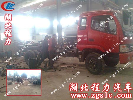 車間師傅進行改裝作業 車間師傅進行改裝作業