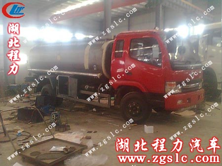 工人師傅將罐體刮好灰 工人師傅將罐體刮好灰