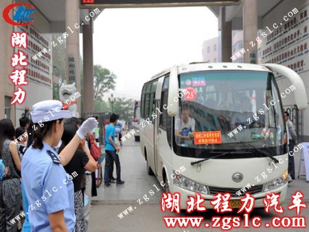 滿載考生的高考專用車輛從校園出發 滿載考生的高考專用車輛從校園出發