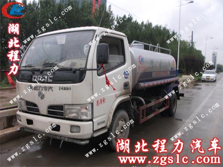 道路泥濘,灑水車上沾了很多泥巴 道路泥濘,灑水車上沾了很多泥巴