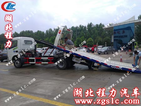 李總熟練地做起小車開上平板前的準備工作 李總熟練地做起小車開上平板前的準備工作