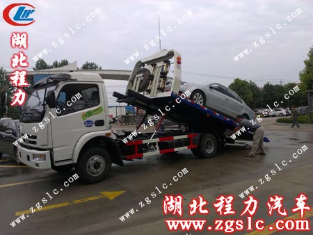 清障車平板順利托上小車 清障車平板順利托上小車