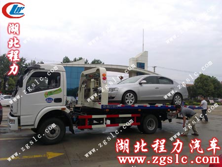 李總操作清障車將車體平板歸位 李總操作清障車將車體平板歸位