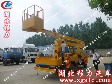 車間技術人員示范操作高空作業車 車間技術人員示范操作高空作業車