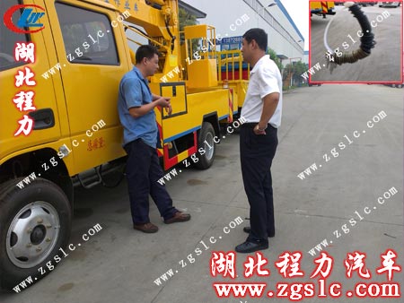 為客戶講解高空作業車操作注意事項 為客戶講解高空作業車操作注意事項