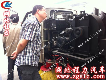 李總和同事一起來到掃路車生產車間看車 李總和同事一起來到掃路車生產車間看車