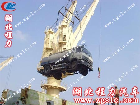 東風153運水車被碼頭上的吊機穩穩吊起 東風153運水車被碼頭上的吊機穩穩吊起
