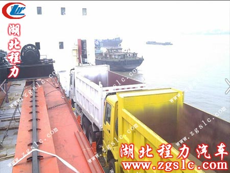 自卸車固定在渡輪上 自卸車固定在渡輪上