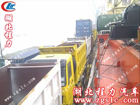 自卸車固定在渡輪上 自卸車固定在渡輪上