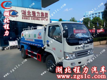 例行出發(fā)前在湖北程力集團(tuán)廠門(mén)口留影 例行出發(fā)前在湖北程力集團(tuán)廠門(mén)口留影