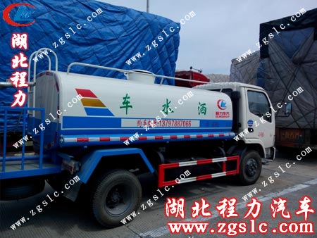 東風(fēng)小霸王灑水車(chē)走在路途中 東風(fēng)小霸王灑水車(chē)走在路途中