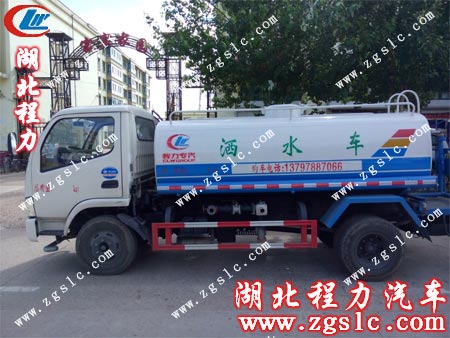 東風(fēng)小霸王灑水車(chē)來(lái)到客戶所在地 東風(fēng)小霸王灑水車(chē)來(lái)到客戶所在地