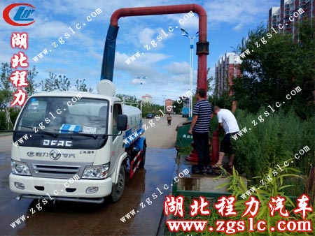 從灑水車(chē)罐體罐口處注水加滿罐體 從灑水車(chē)罐體罐口處注水加滿罐體