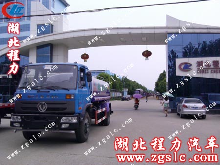 東風145灑水車在程力集團門口留影 東風145灑水車在程力集團門口留影