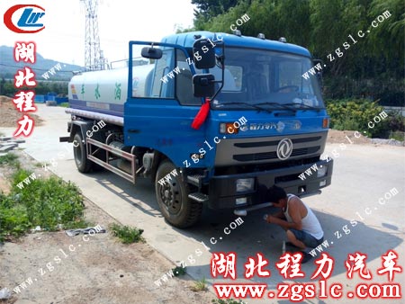 張總朋友熟練地給灑水車裝上前沖 張總朋友熟練地給灑水車裝上前沖