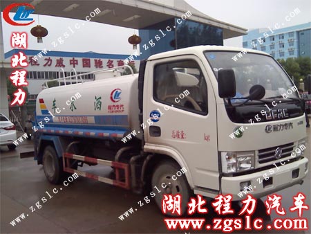 東風小霸王灑水車在湖北程力集團門口留影 東風小霸王灑水車在湖北程力集團門口留影