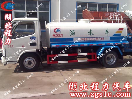 清洗干凈的東風小霸王灑水顯得清新靚麗 清洗干凈的東風小霸王灑水顯得清新靚麗