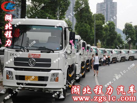 裝扮一新的12輛東風天錦灑水車,氣勢長虹 裝扮一新的12輛東風天錦灑水車,氣勢長虹