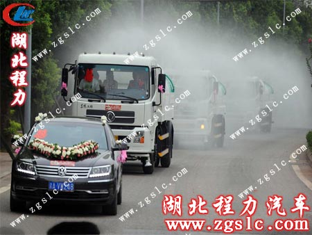 東風開錦灑水車開啟音樂模式和噴霧模式 東風開錦灑水車開啟音樂模式和噴霧模式