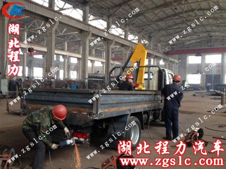 車(chē)間工作師傅進(jìn)行隨車(chē)吊車(chē)廂的安裝作業(yè) 車(chē)間工作師傅進(jìn)行隨車(chē)吊車(chē)廂的安裝作業(yè)