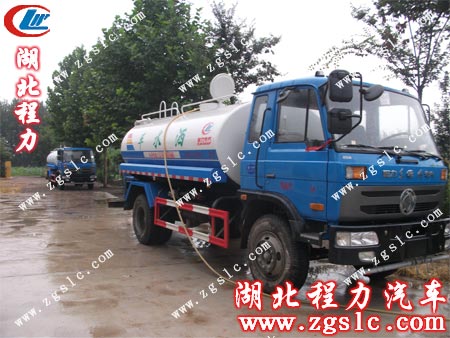 用水管往灑水車罐體內部吸水 用水管往灑水車罐體內部吸水