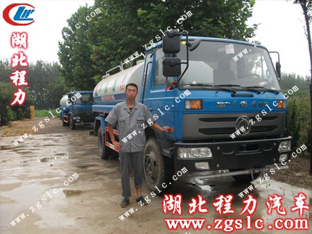 收車師傅和東風145灑水車合影留念 收車師傅和東風145灑水車合影留念