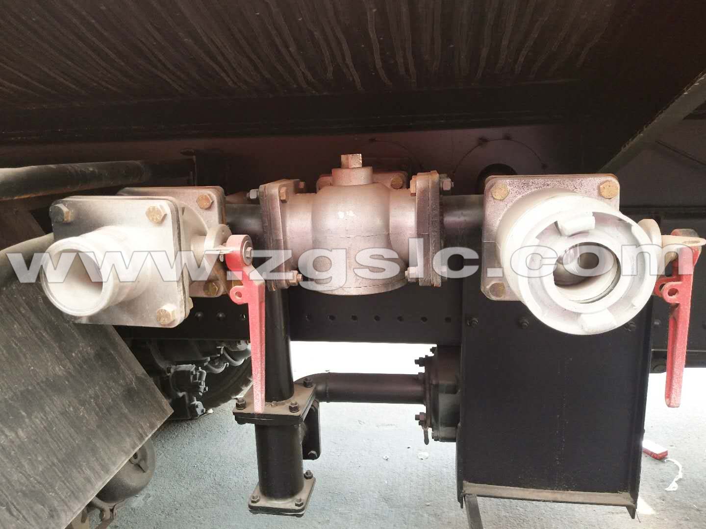 湖北程力集團東風后雙橋抑塵車